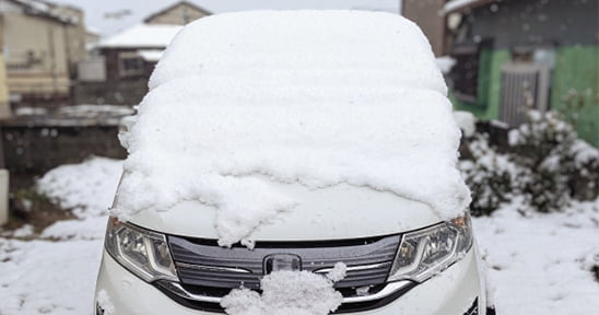 車に雪が積もった写真
