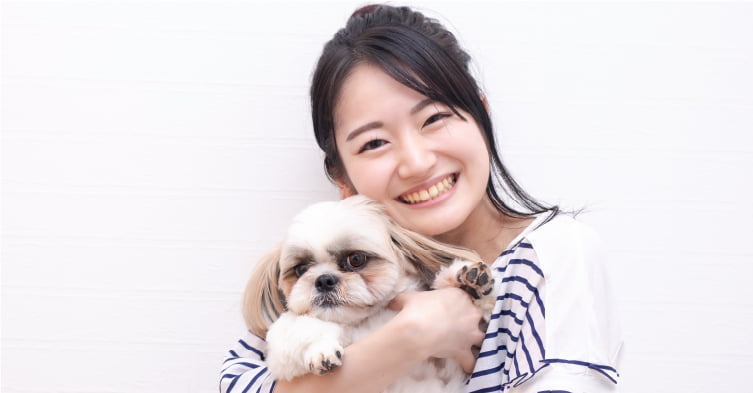 ペットと一緒にいて喜んでいる写真